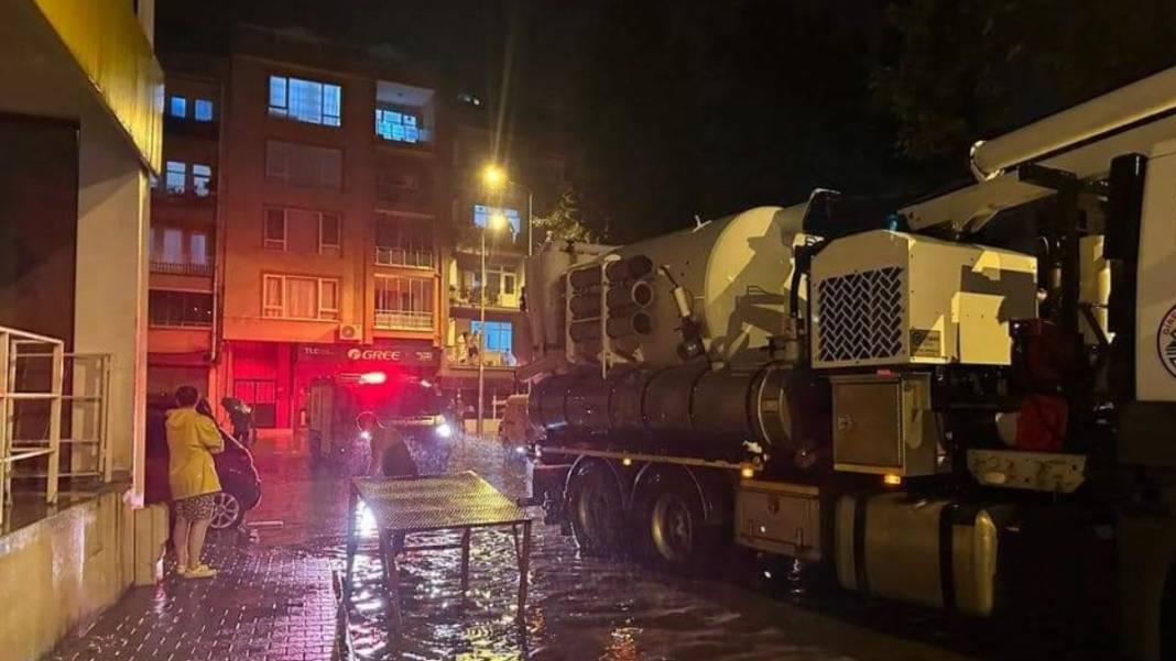 Ulaşım kapandı, iş yerlerini su bastı... Sel felaketi o illeri vurdu 9